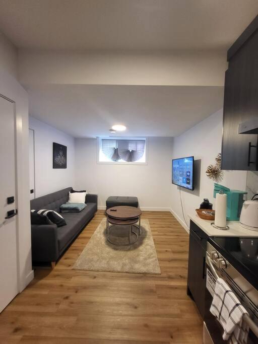 Pebbles' Cozy 2Bed Basement Suite - Near Downtown Edmonton Exterior foto